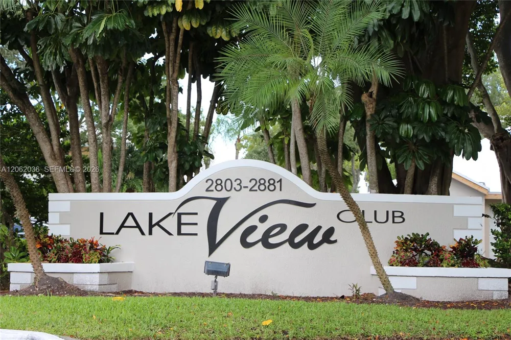 2890 Oakland Forest Dr #206 Oakland Park, FL 33309