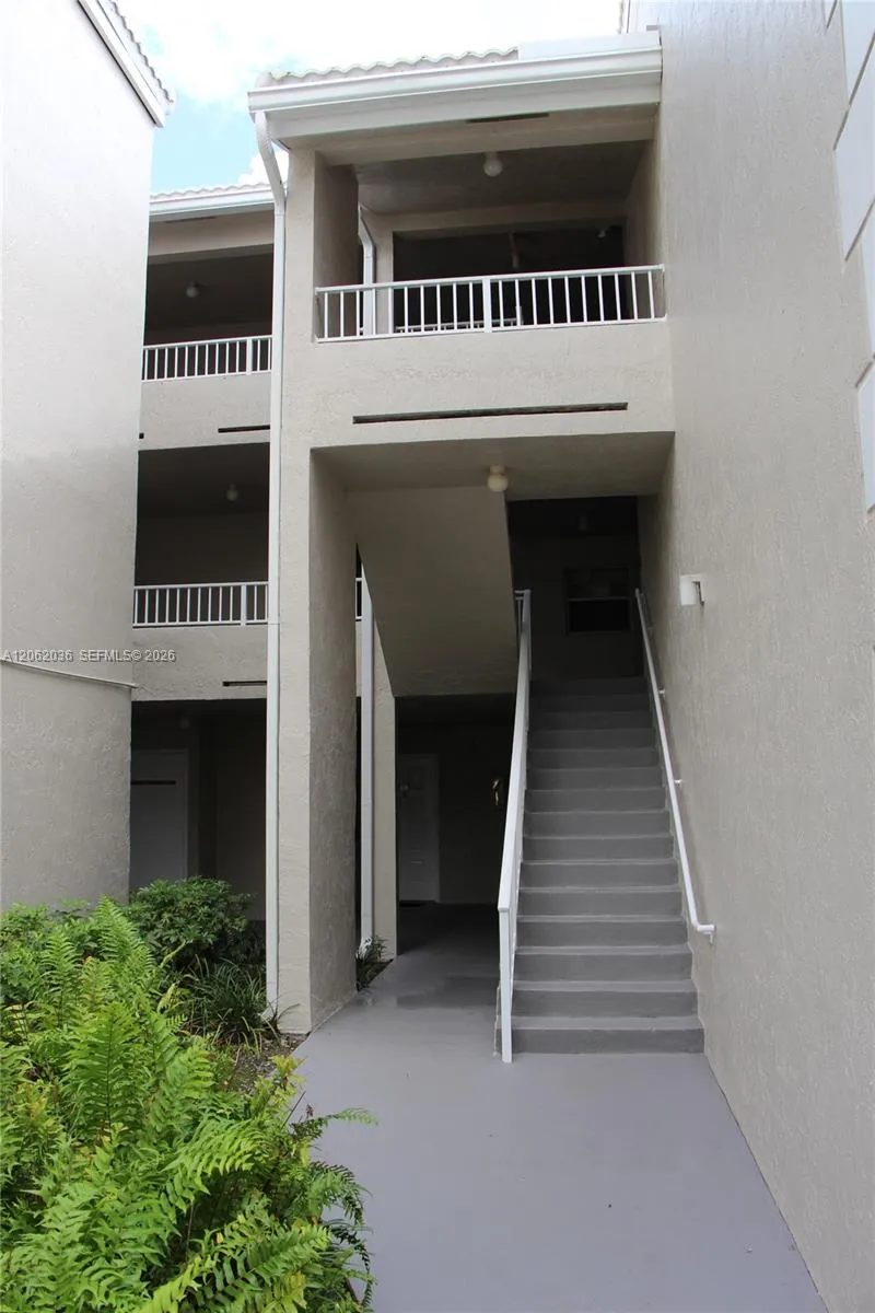 2890 Oakland Forest Dr #206 Oakland Park, FL 33309
