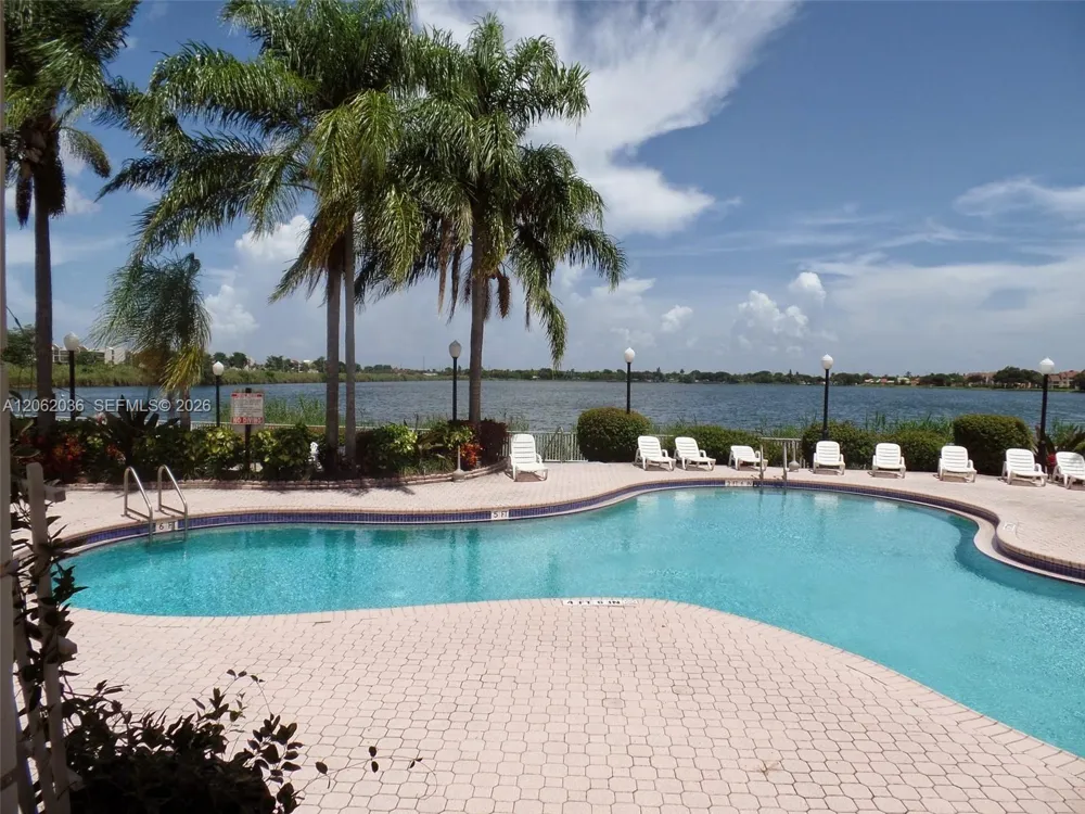 2890 Oakland Forest Dr #206 Oakland Park, FL 33309