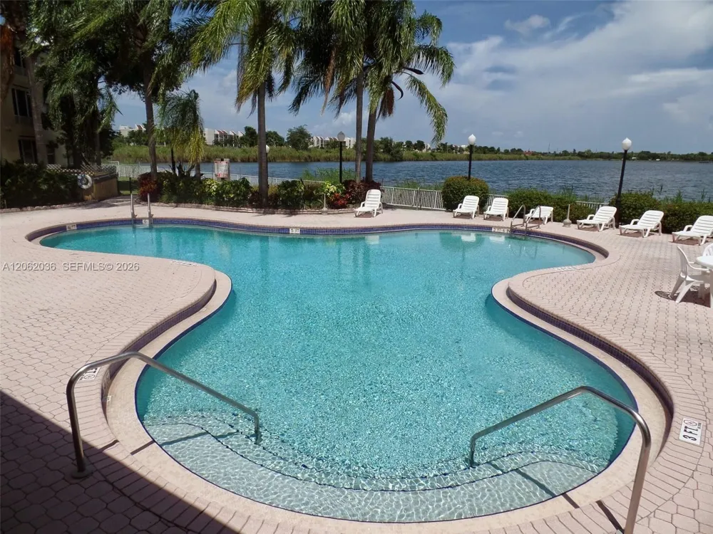 2890 Oakland Forest Dr #206 Oakland Park, FL 33309