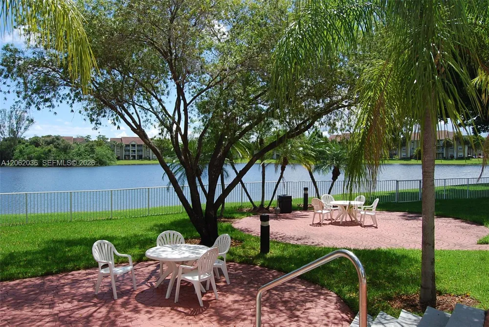 2890 Oakland Forest Dr #206 Oakland Park, FL 33309