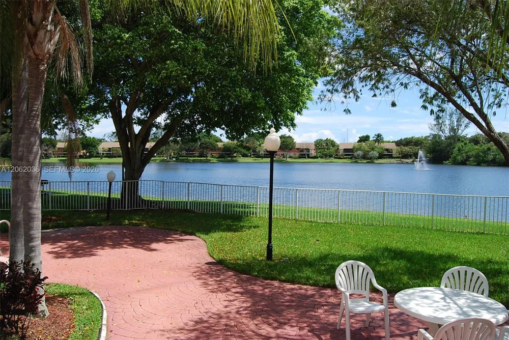 2890 Oakland Forest Dr #206 Oakland Park, FL 33309