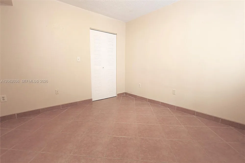 2890 Oakland Forest Dr #206 Oakland Park, FL 33309