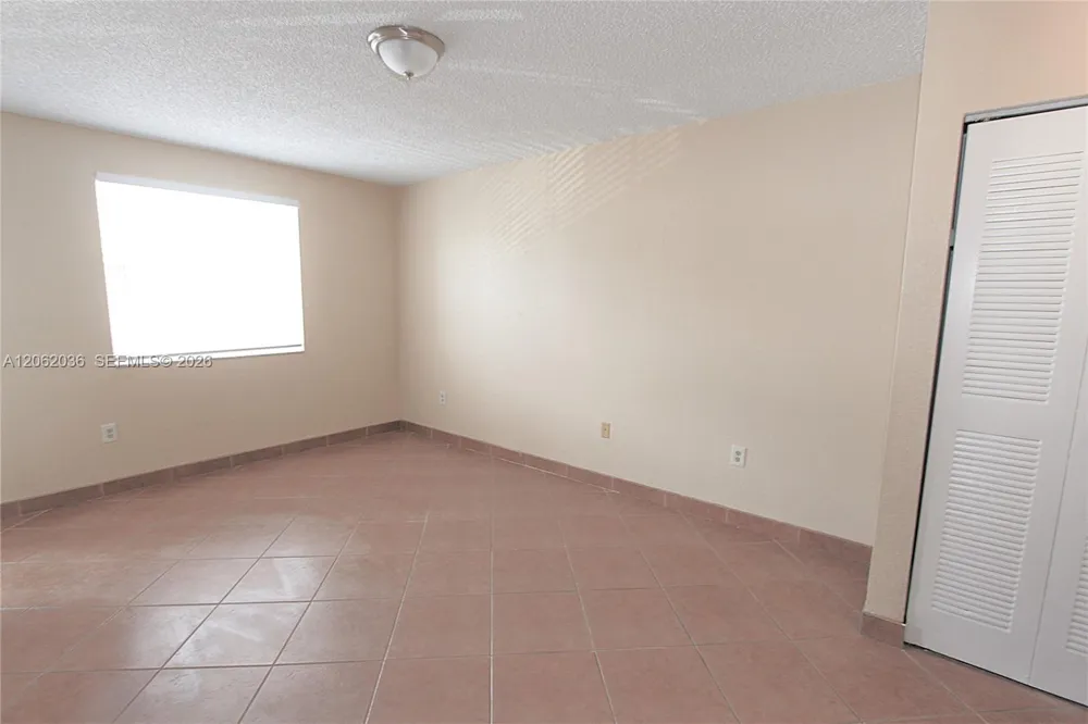 2890 Oakland Forest Dr #206 Oakland Park, FL 33309