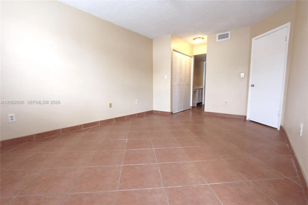 2890 Oakland Forest Dr #206 Oakland Park, FL 33309