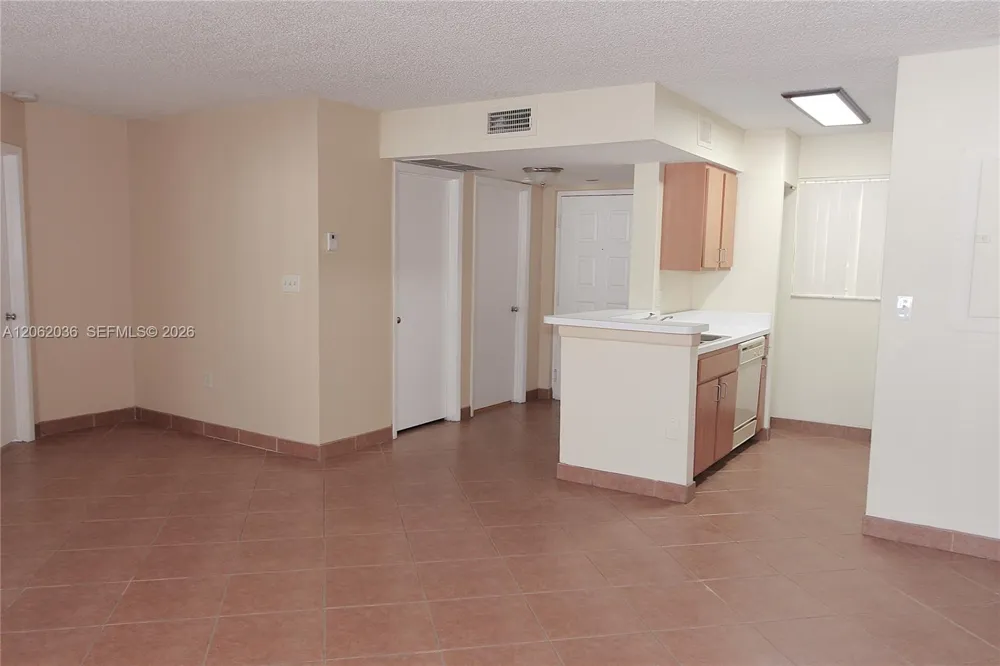 2890 Oakland Forest Dr #206 Oakland Park, FL 33309
