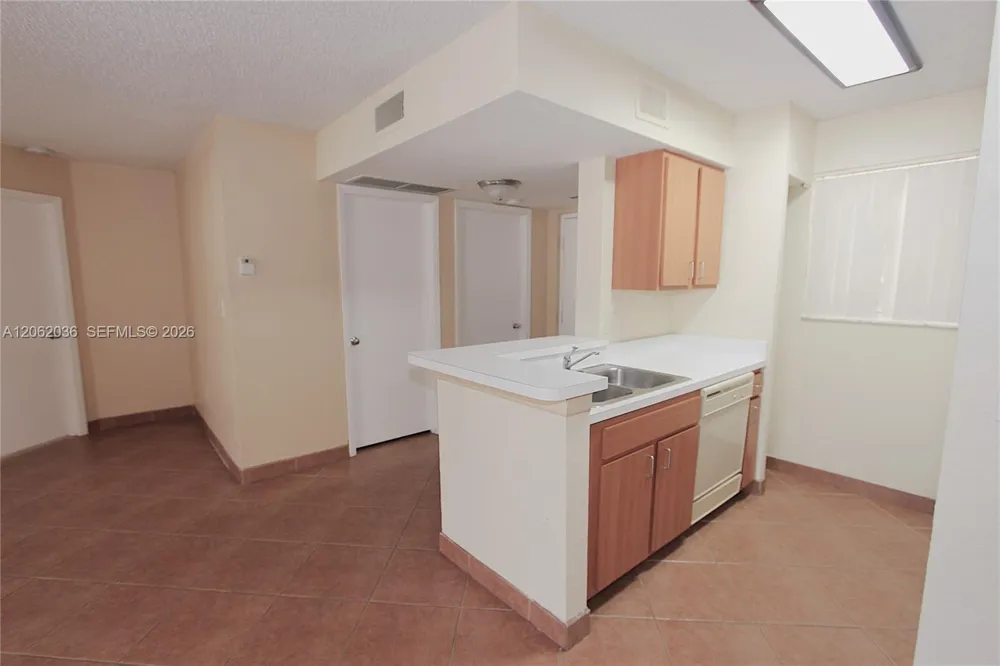 2890 Oakland Forest Dr #206 Oakland Park, FL 33309