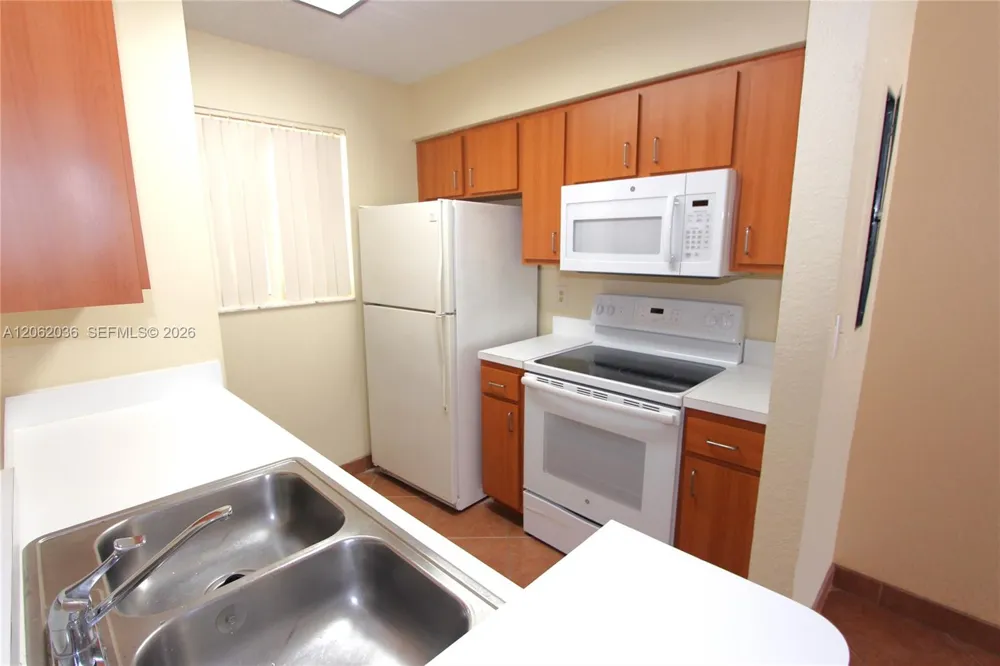 2890 Oakland Forest Dr #206 Oakland Park, FL 33309