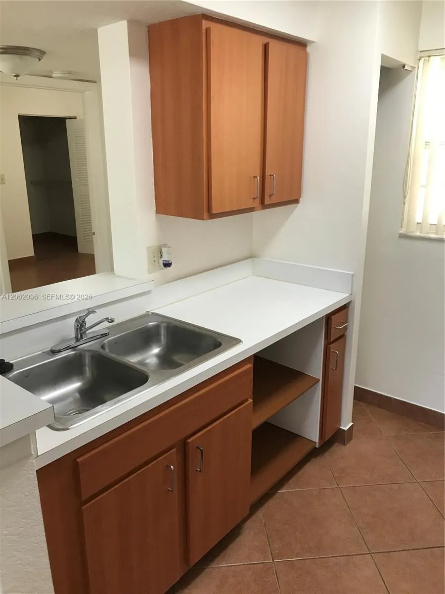2890 Oakland Forest Dr #206 Oakland Park, FL 33309