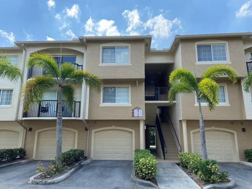 1100 S CRESTWOOD COURT S #1117 Royal Palm Beach, FL 33411