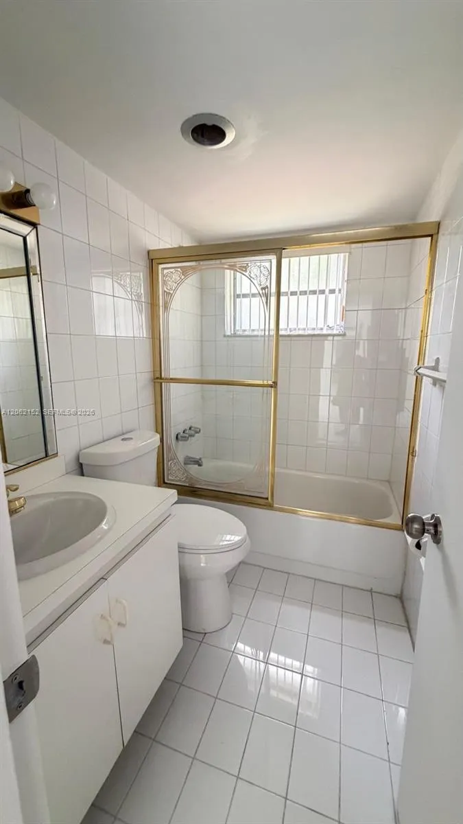 120 Royal Palm Rd #111 Hialeah Gardens, FL 33016