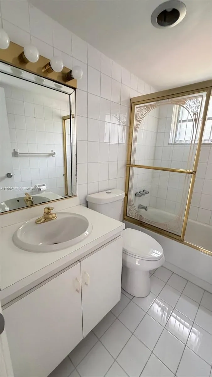 120 Royal Palm Rd #111 Hialeah Gardens, FL 33016