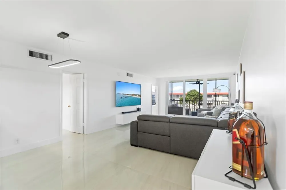 3100 NE 48th Court #413 Lighthouse Point, FL 33064