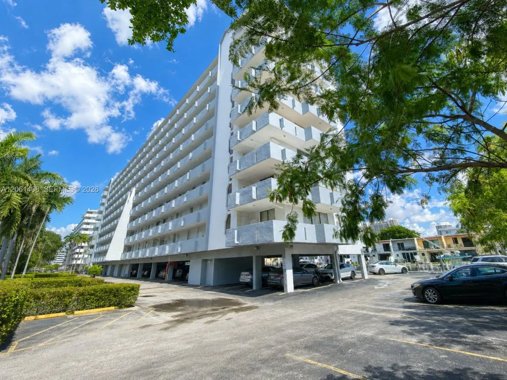 3703 NE 166th St #704 North Miami Beach, FL 33160
