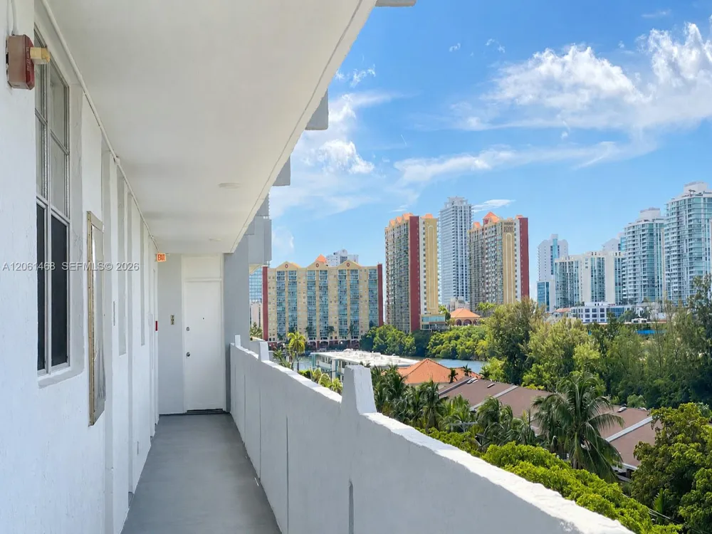 3703 NE 166th St #704 North Miami Beach, FL 33160