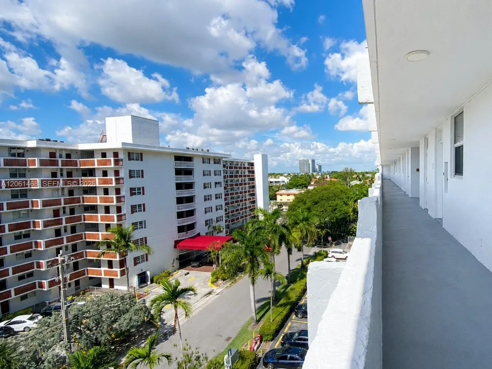 3703 NE 166th St #704 North Miami Beach, FL 33160