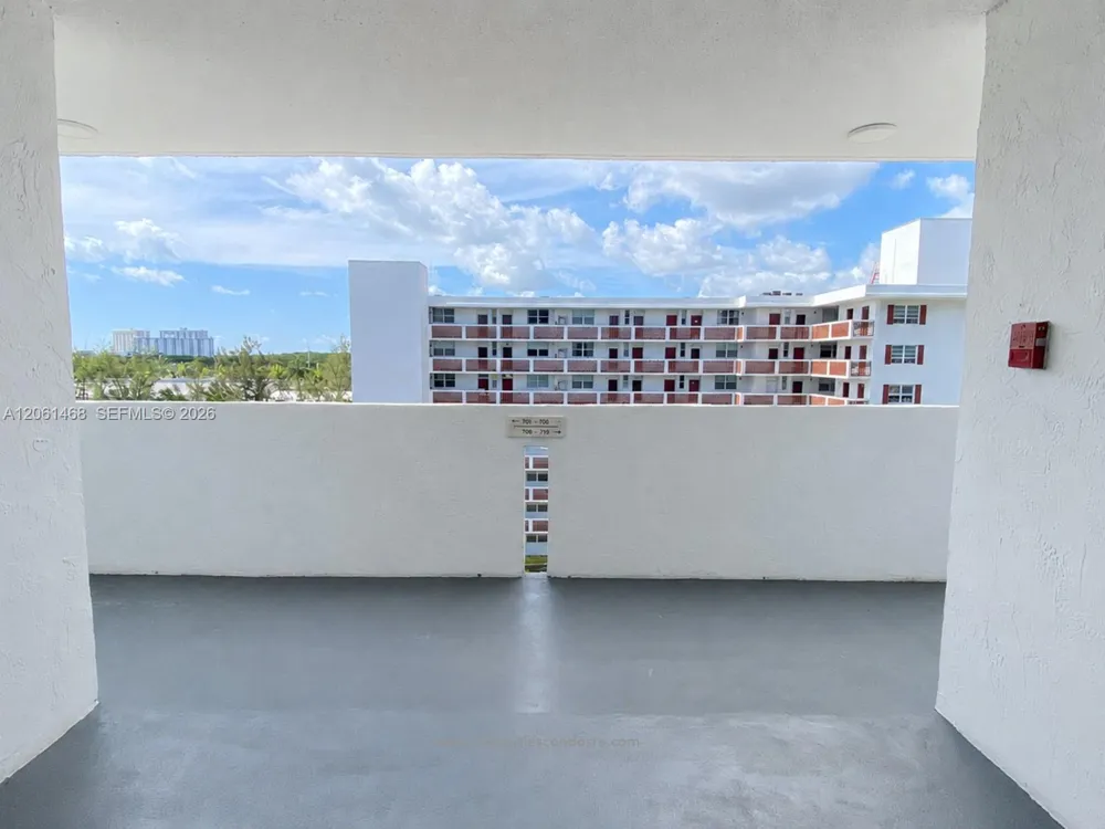 3703 NE 166th St #704 North Miami Beach, FL 33160