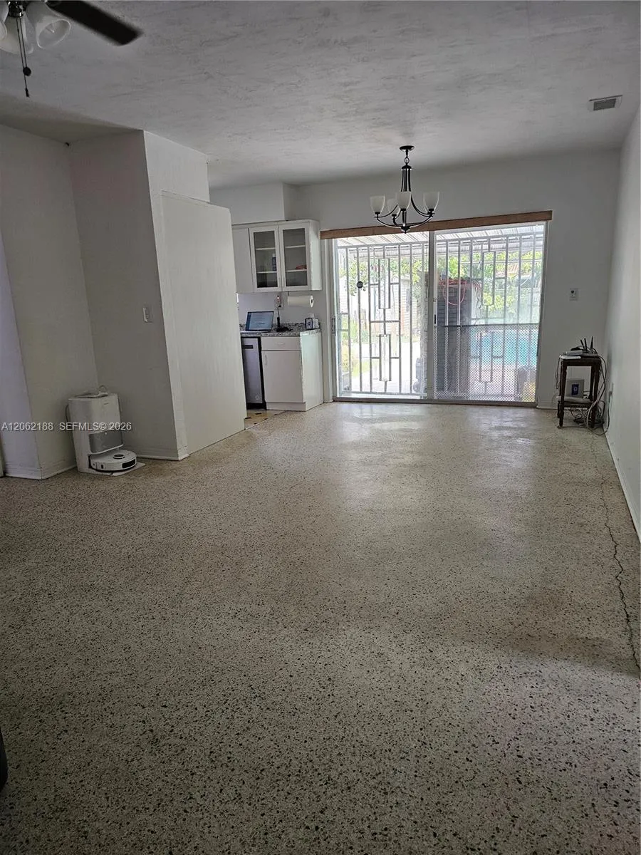 648 E 28th St Hialeah, FL 33013