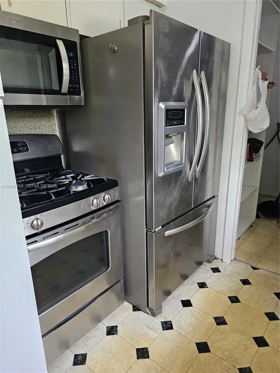 648 E 28th St Hialeah, FL 33013