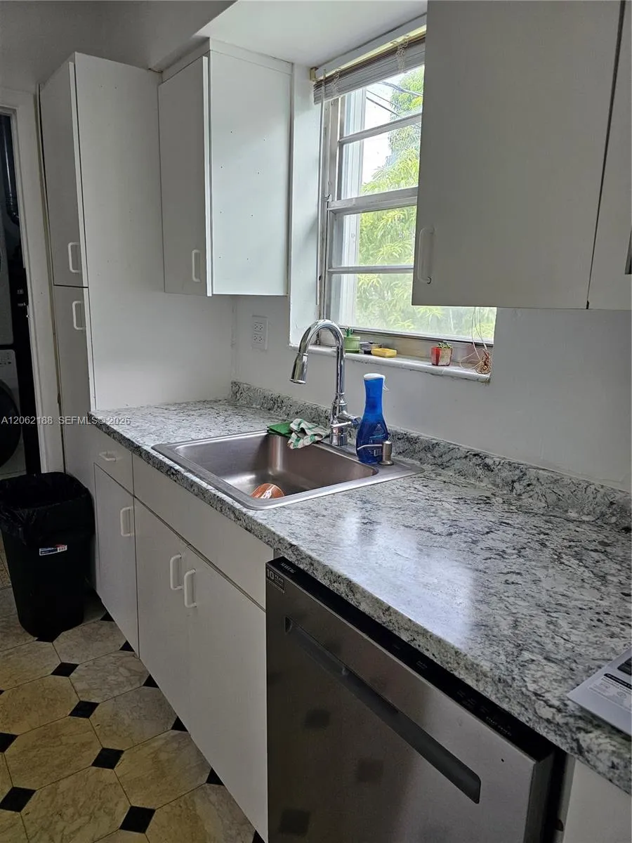 648 E 28th St Hialeah, FL 33013