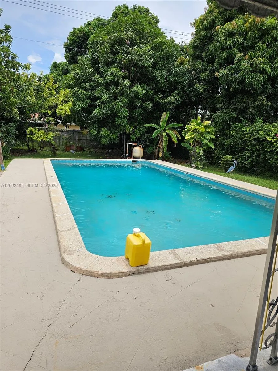 648 E 28th St Hialeah, FL 33013
