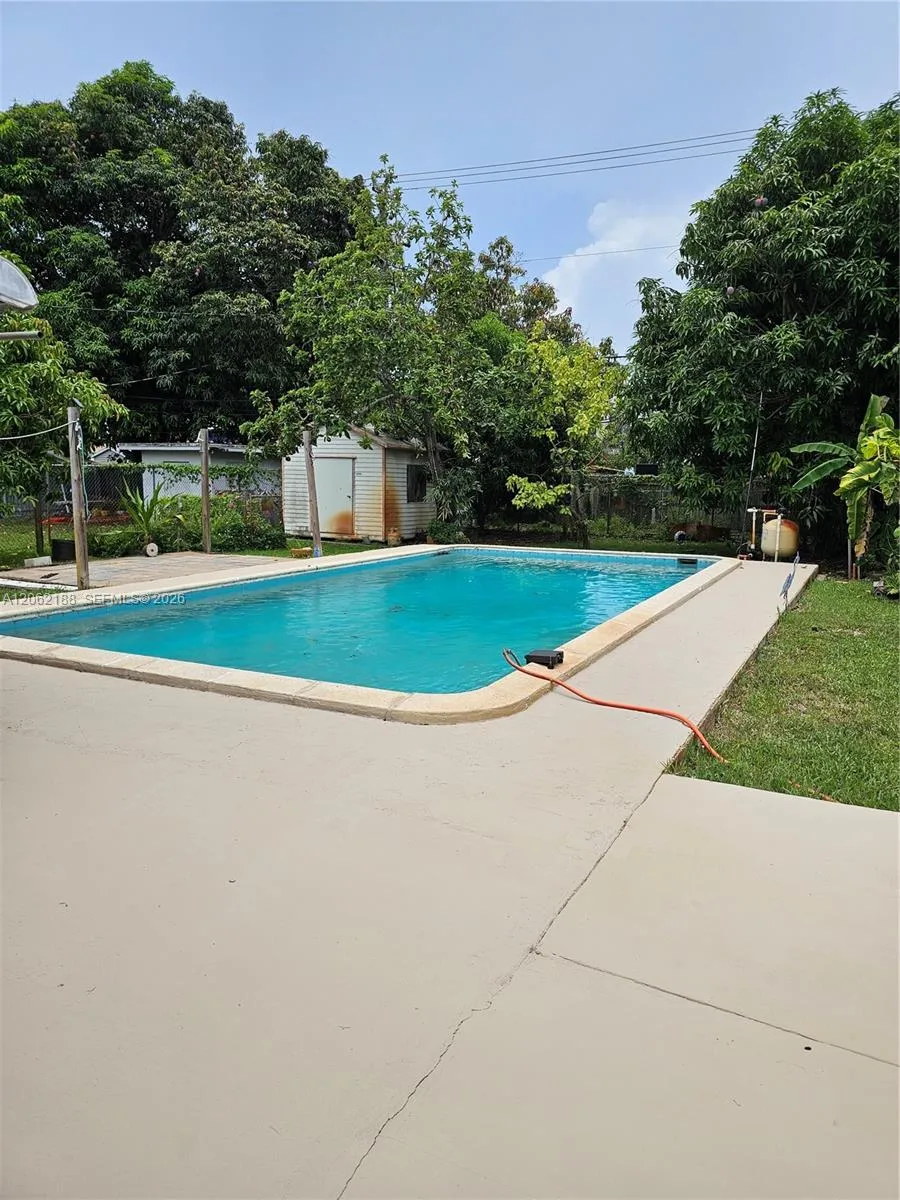 648 E 28th St Hialeah, FL 33013