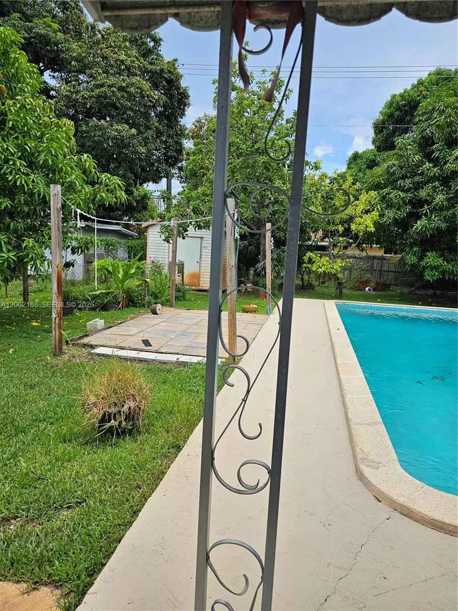 648 E 28th St Hialeah, FL 33013