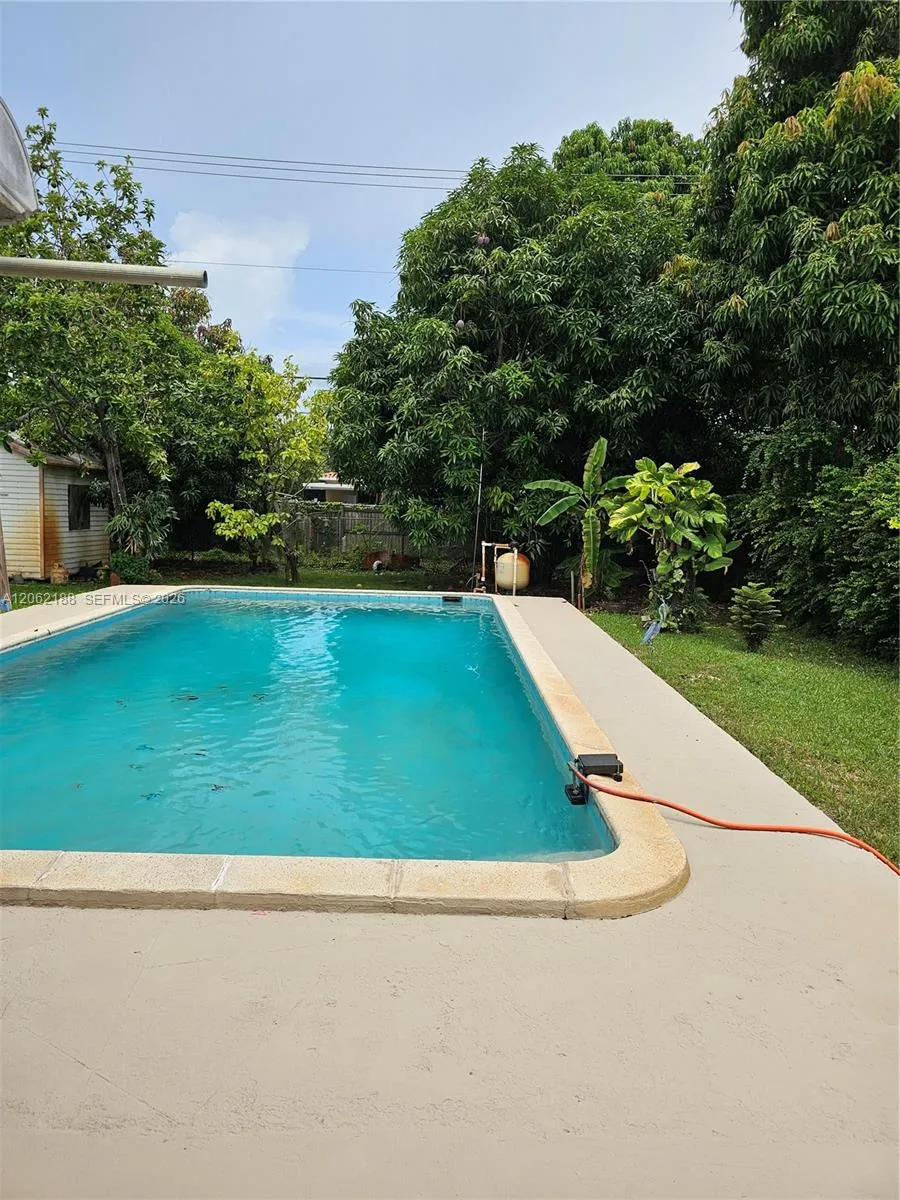 648 E 28th St Hialeah, FL 33013