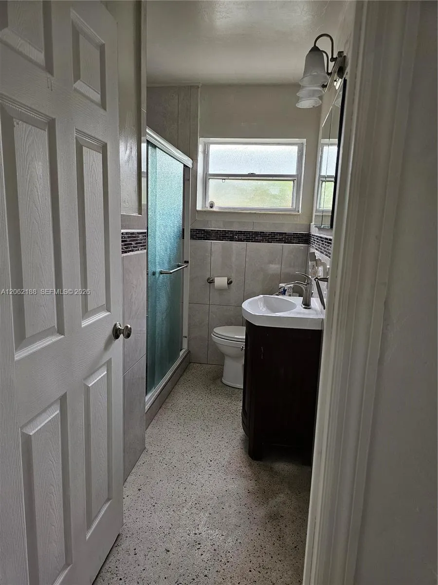 648 E 28th St Hialeah, FL 33013