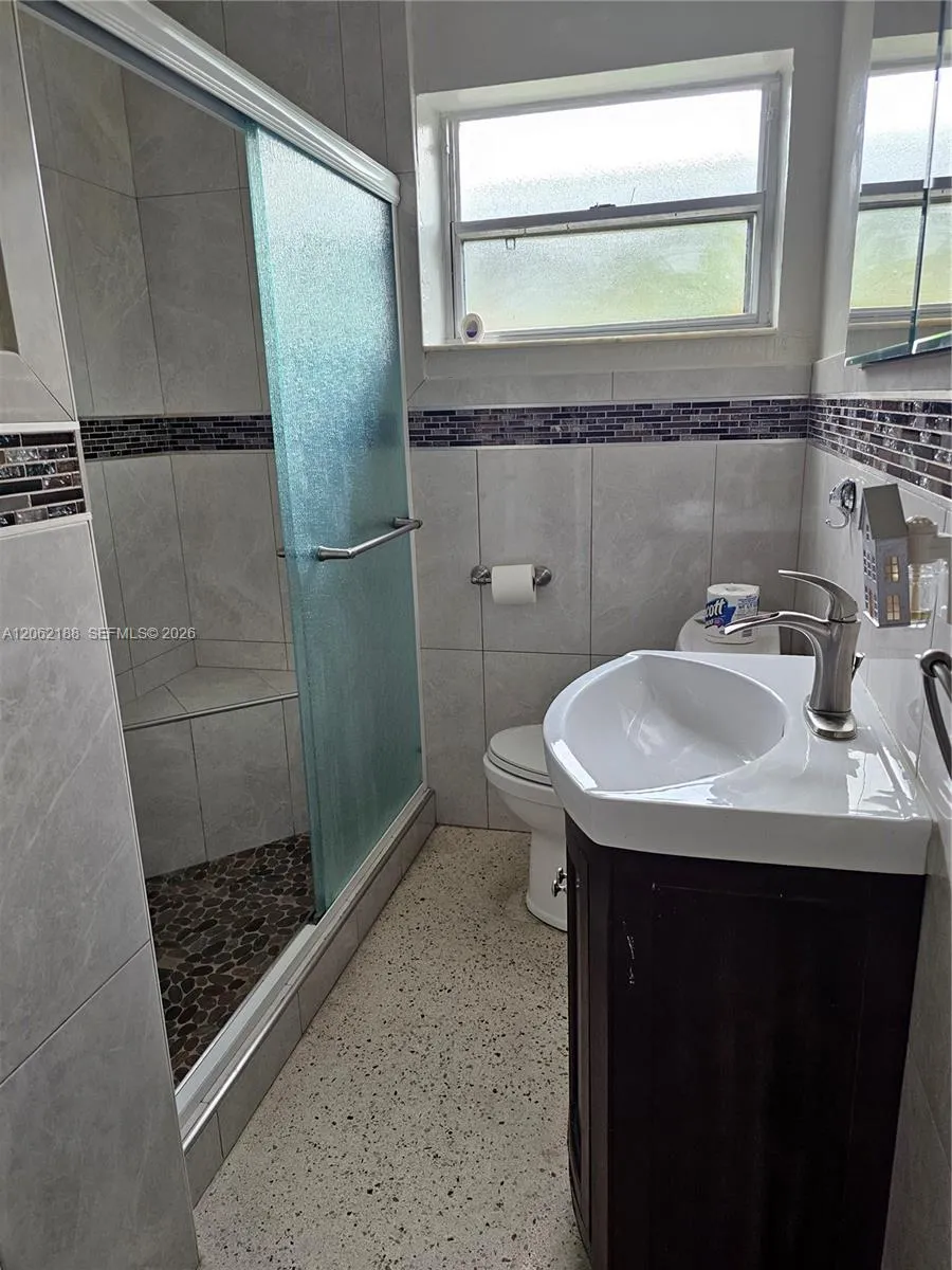 648 E 28th St Hialeah, FL 33013