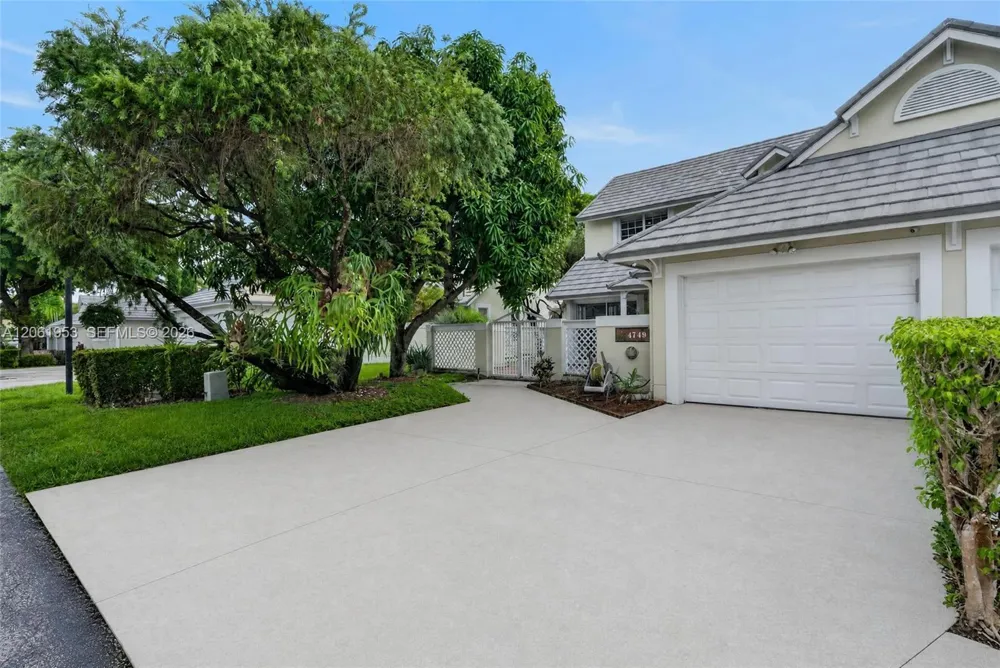 4749 NW 98th Pl Doral, FL 33178