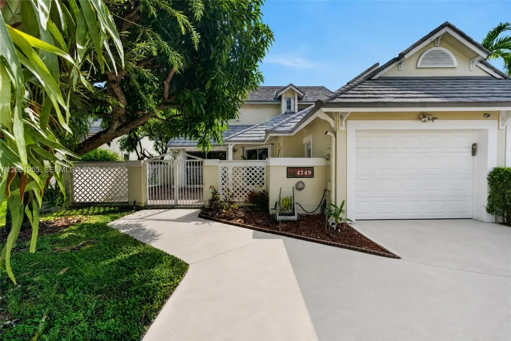 4749 NW 98th Pl Doral, FL 33178