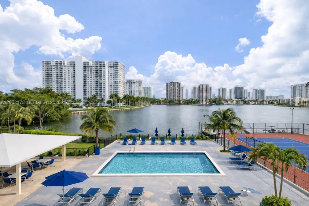 2750 NE 183rd St #304 Aventura, FL 33160