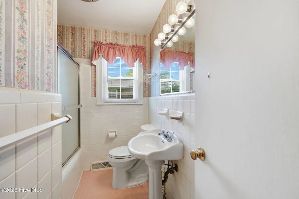 3284 Walnut Street Farmville, NC 27828