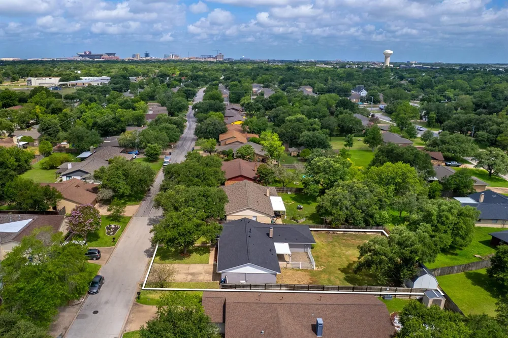 1817 Laura Lane College Station, TX 77840