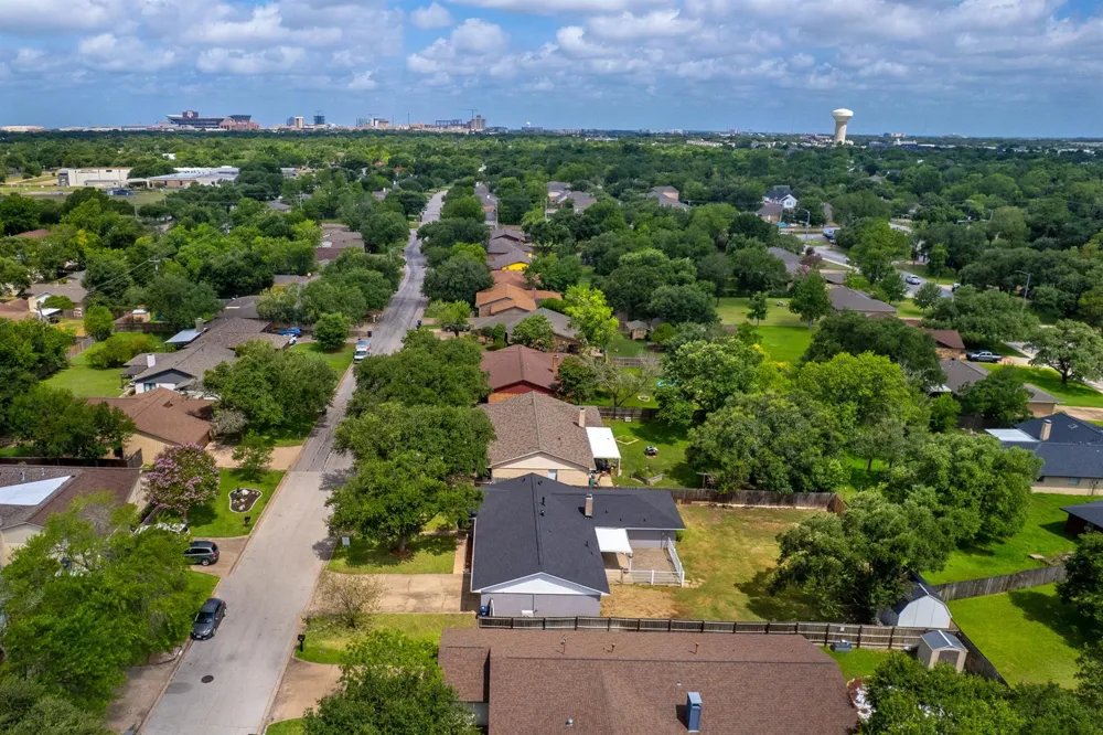 1817 Laura Lane College Station, TX 77840