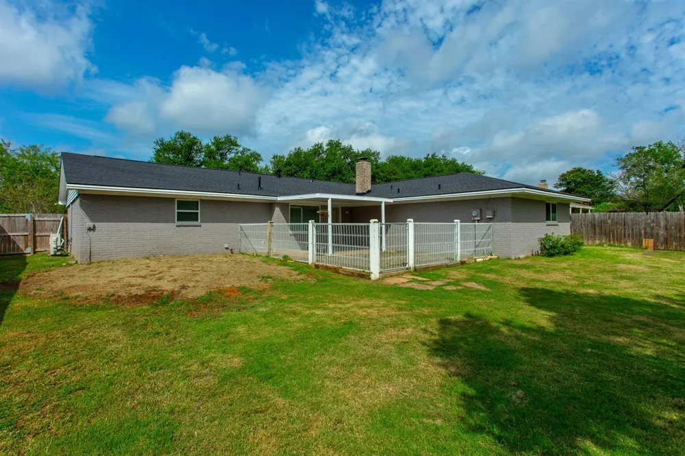 1817 Laura Lane College Station, TX 77840