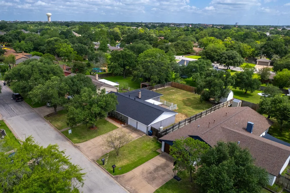 1817 Laura Lane College Station, TX 77840