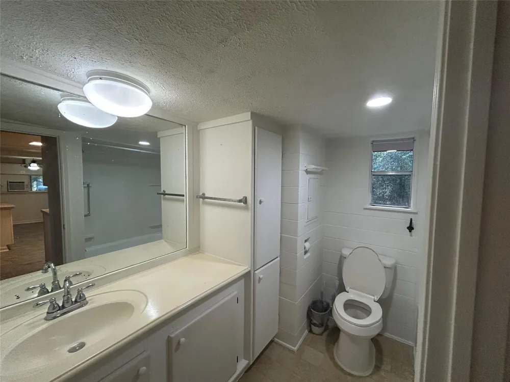 2561 Pioneer Ln Lane Cleveland, TX 77328
