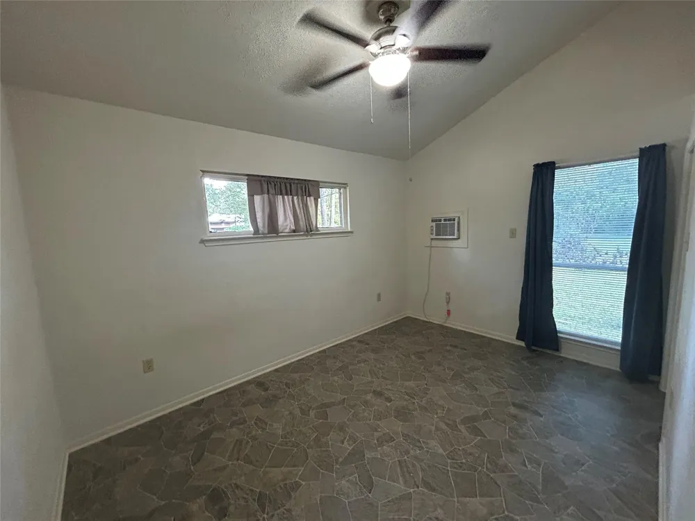 2561 Pioneer Ln Lane Cleveland, TX 77328