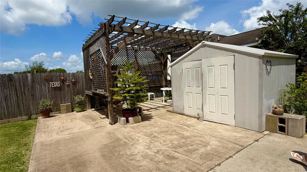 396 Newcom Lane Sealy, TX 77474
