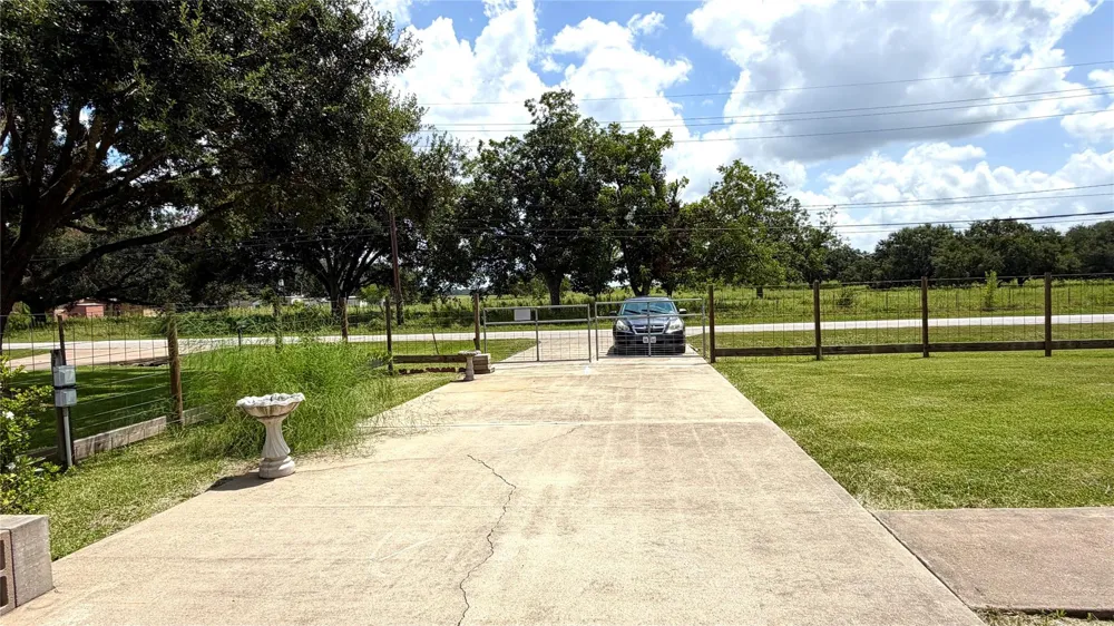 396 Newcom Lane Sealy, TX 77474