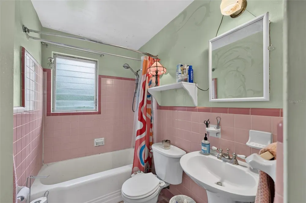 2102 NE 8TH STREET Gainesville, FL 32609
