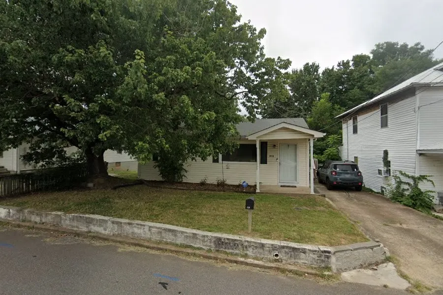 418 W Blythe St W Paris, TN 38242