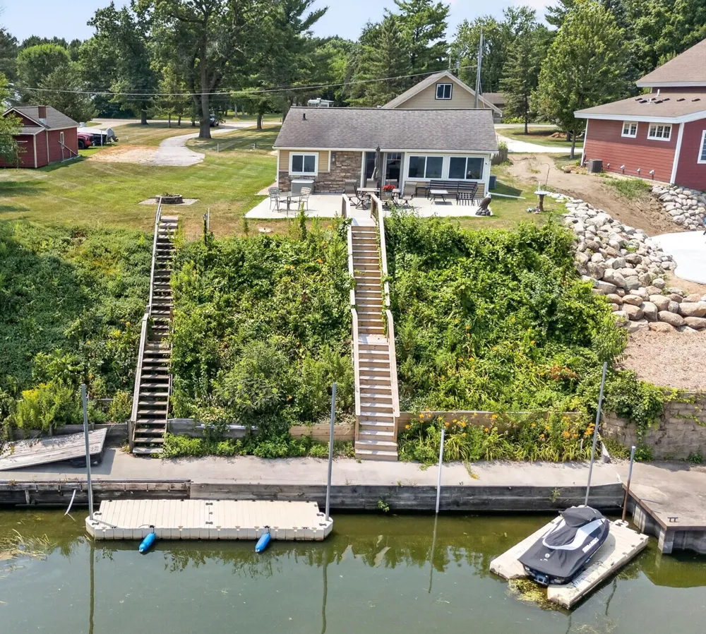 67480 County Road 76 Wabasha, MN 55981