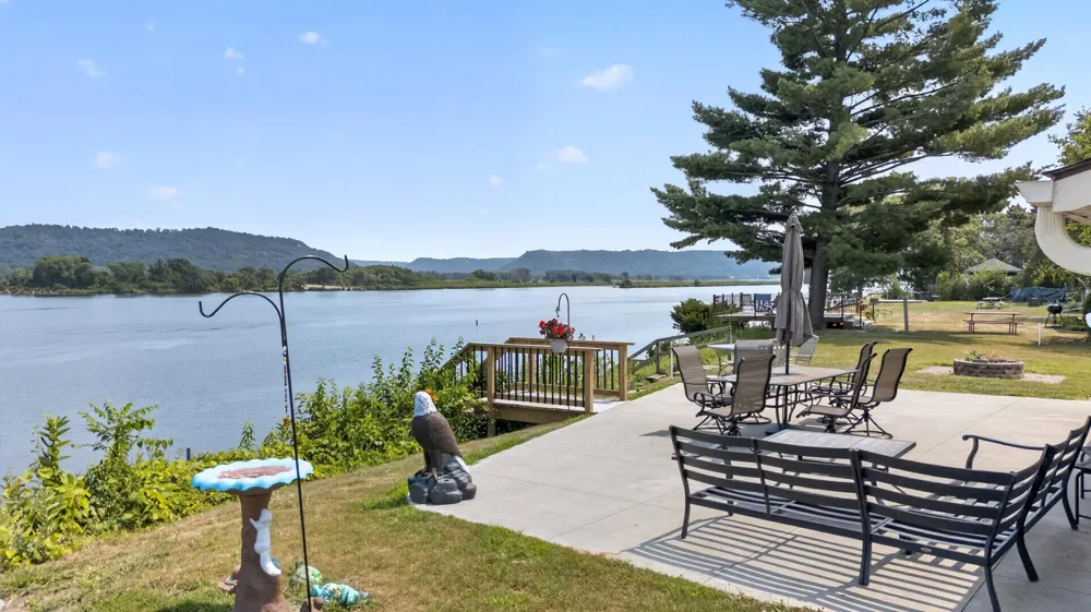 67480 County Road 76 Wabasha, MN 55981