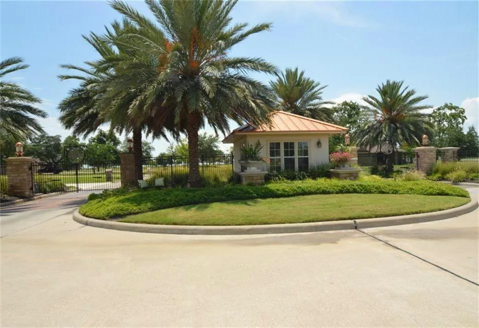 6311 Redfish Reef Drive Beach City, TX 77523