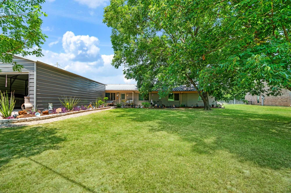 1723 FARM ROAD 2121 Paris, TX 75462