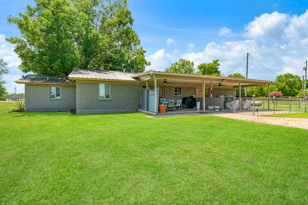 1723 FARM ROAD 2121 Paris, TX 75462