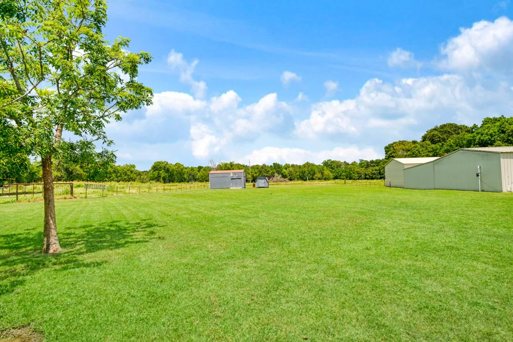 1723 FARM ROAD 2121 Paris, TX 75462